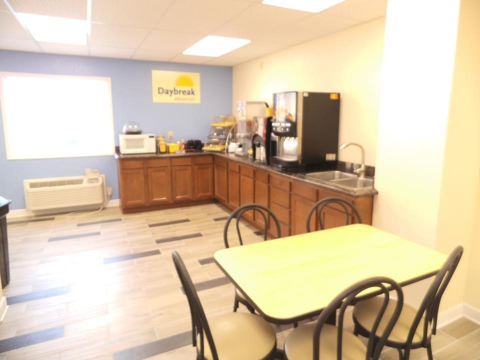 Days Inn By Wyndham West Branch Iowa City Area מראה חיצוני תמונה