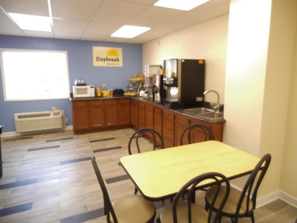 Days Inn By Wyndham West Branch Iowa City Area מראה חיצוני תמונה
