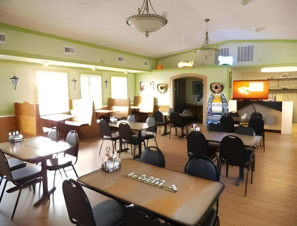 Days Inn By Wyndham West Branch Iowa City Area מראה חיצוני תמונה