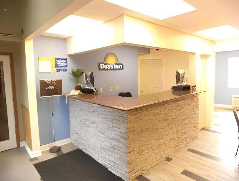 Days Inn By Wyndham West Branch Iowa City Area מראה חיצוני תמונה