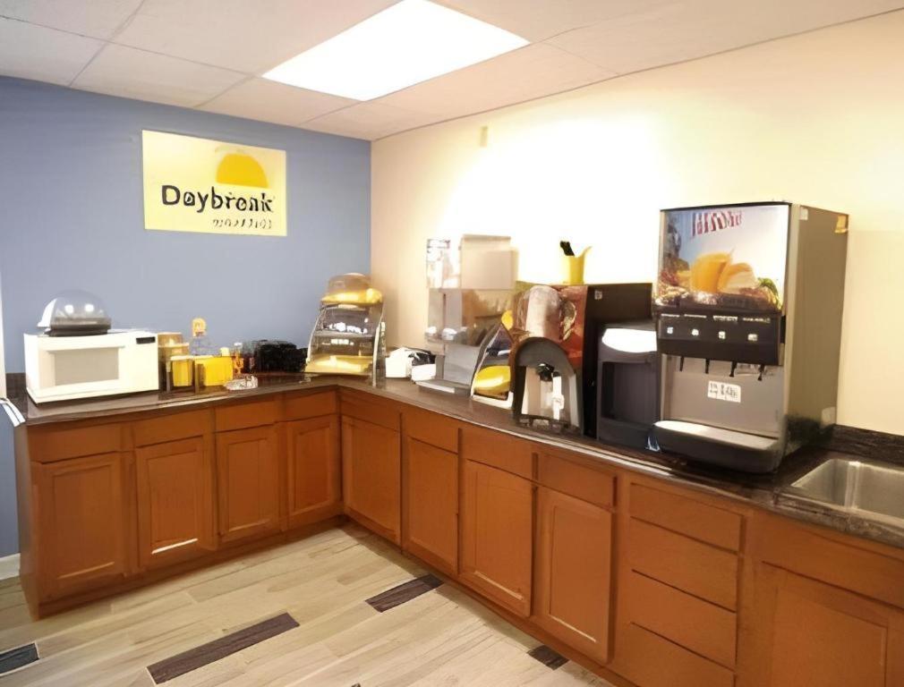 Days Inn By Wyndham West Branch Iowa City Area מראה חיצוני תמונה