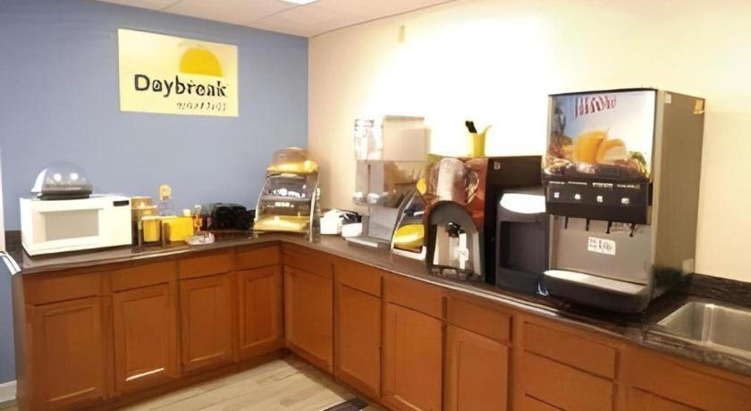 Days Inn By Wyndham West Branch Iowa City Area מראה חיצוני תמונה