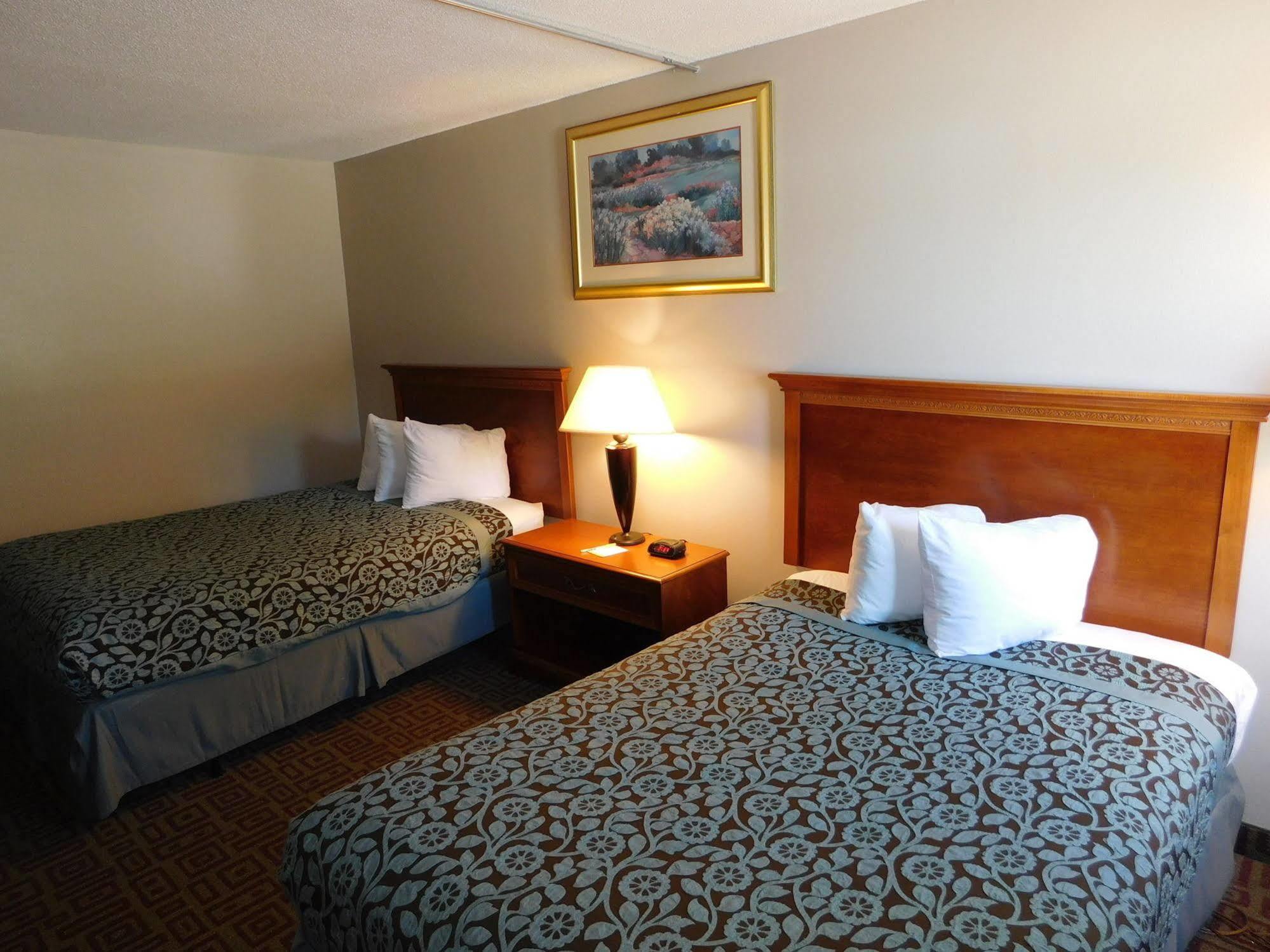 Days Inn By Wyndham West Branch Iowa City Area מראה חיצוני תמונה