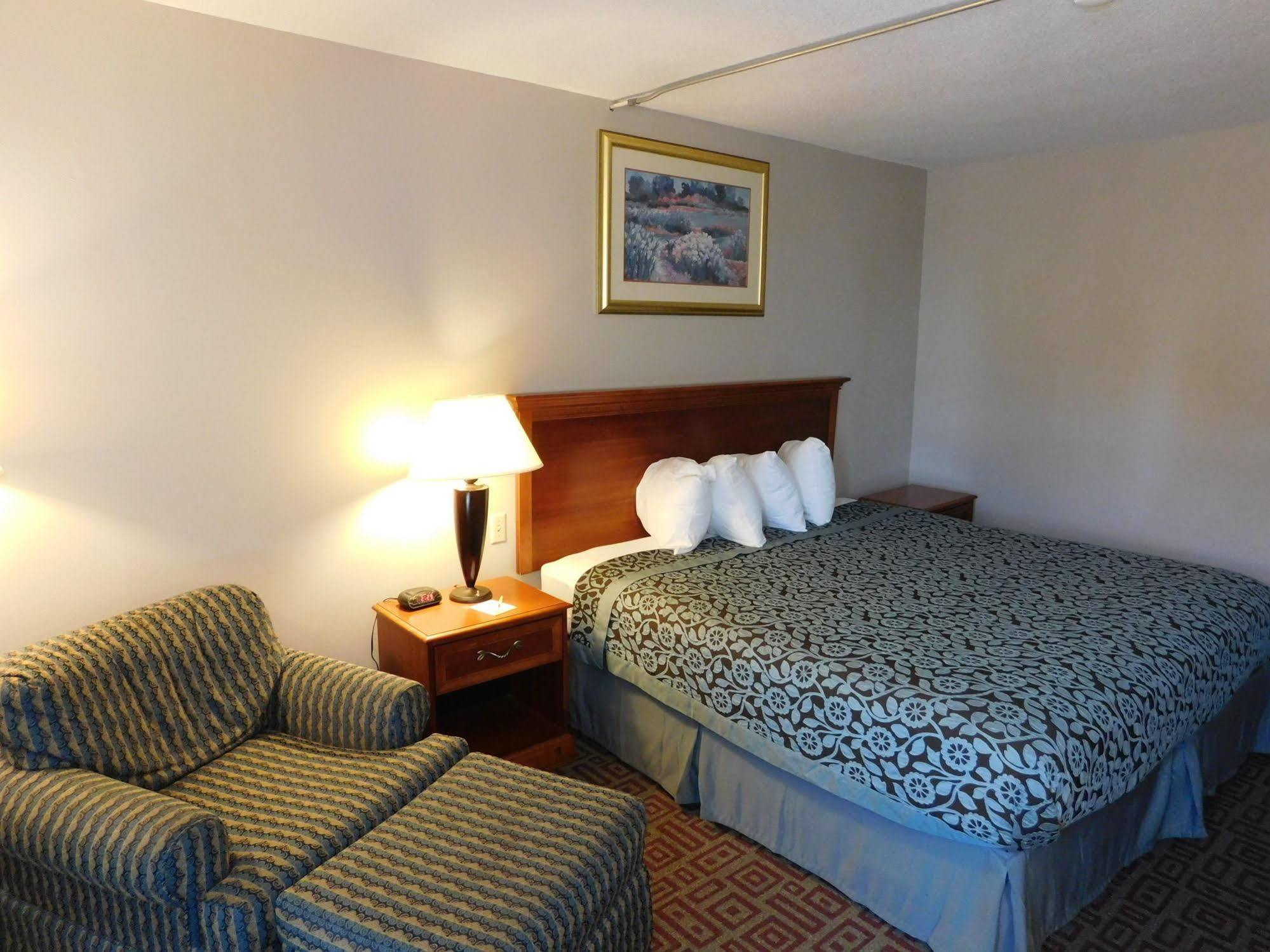 Days Inn By Wyndham West Branch Iowa City Area מראה חיצוני תמונה
