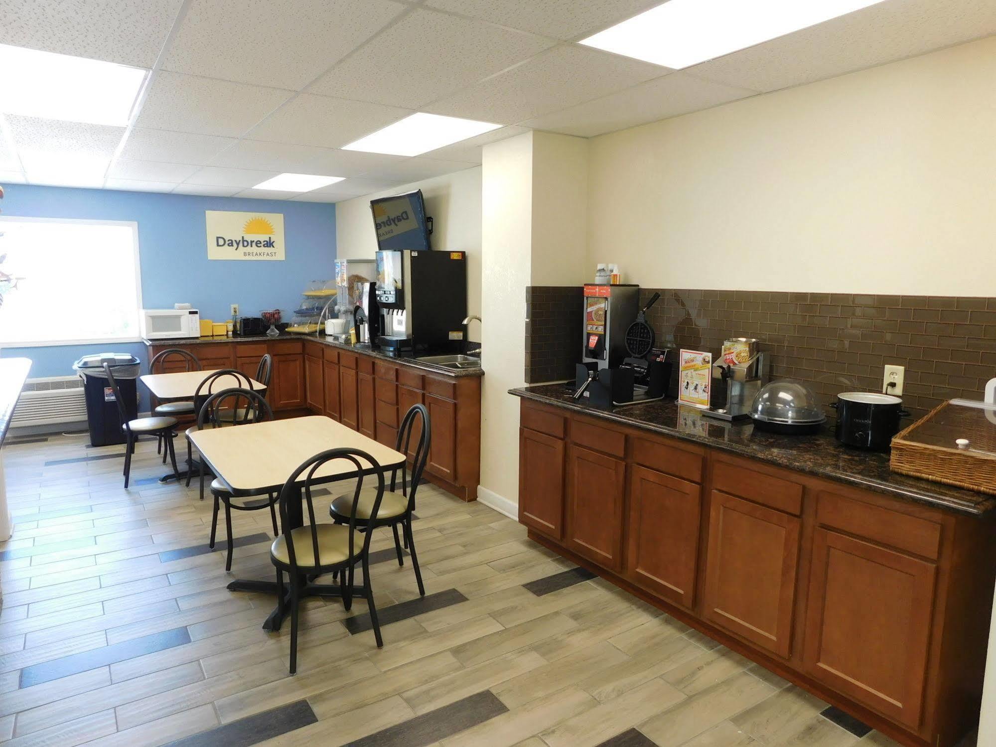 Days Inn By Wyndham West Branch Iowa City Area מראה חיצוני תמונה